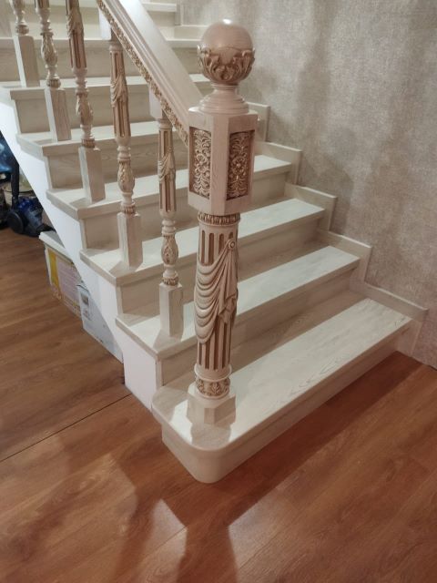 Красивая лестница под ключ, отделка деревом, резная вставка в поручень